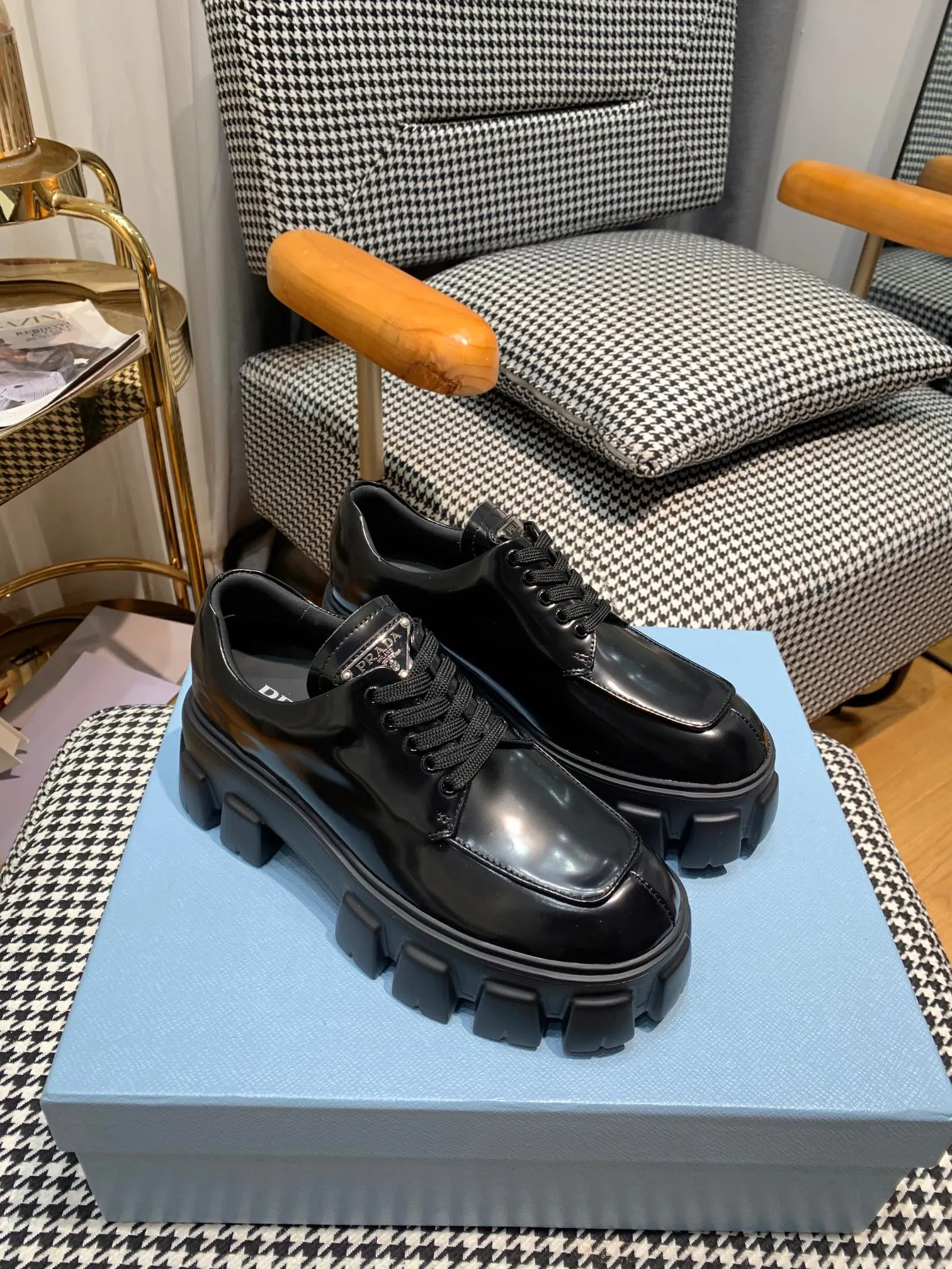 👟👟Ex-factory price 480👟👟 ss23 Prada 👟👟 💥The T-stage catwalk model "Dream Never Sleeps" can be used on important occasions. It has an aristocratic feel and is perfect on the feet💃💃The entire series is full of exciting and unexpected combinations of elements, with a strong artistic flavor, allowing you to appreciate the ever-changing style of Prada girls. 1⃣ Upper: cowhide with open edge beads/patent leather 2⃣ Lining: imported sheepskin 3⃣ Outsole: lightweight foam outsole Size 35M-40M